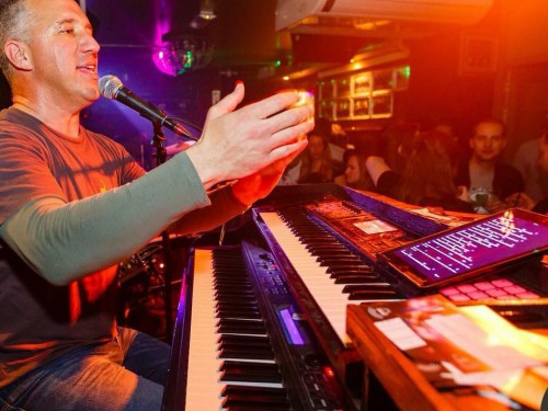 Muziekcafé: Adam James Muziekcafé: Adam James