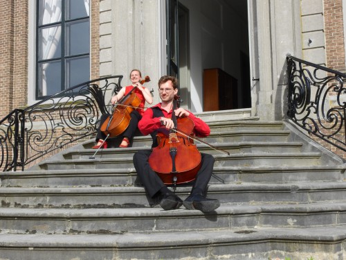 Koffieconcert: Duo Two of a kind, 2 cellisten Koffieconcert: Duo Two of a kind, 2 cellisten