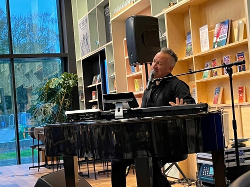 Muziekcafé: Adam James Muziekcafé: Adam James