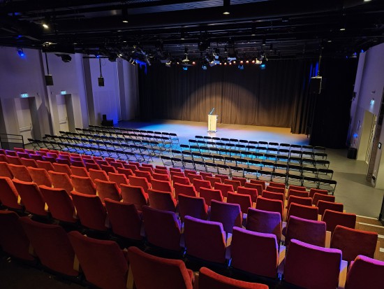 dijkzaal met voorzet rijen achter