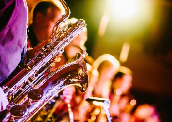 Crescendo Baarn presenteert: Gluur bij de buur Crescendo Baarn presenteert: Gluur bij de buur